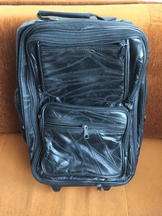 Skórzany plecaczek z rączką i kółkami