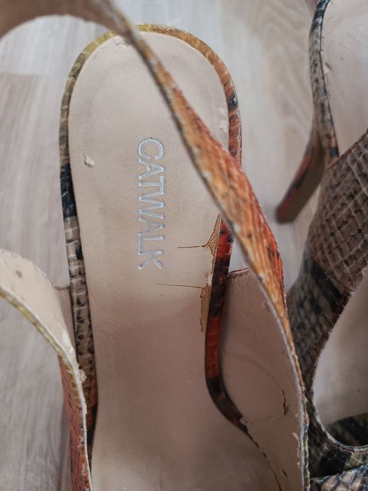 Szpilki damskie czółenka na koturnie Catwalk 37