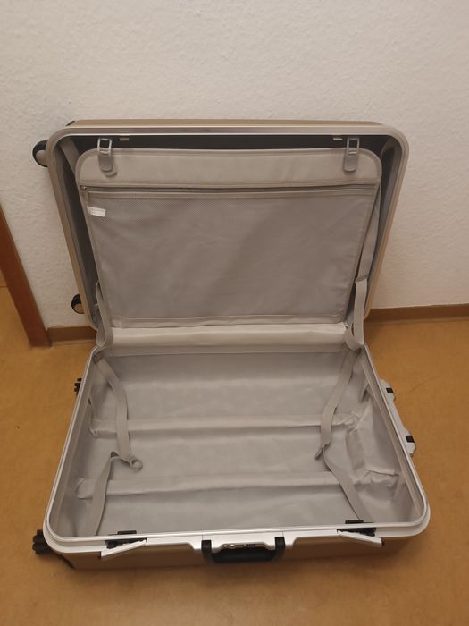 Большой,пластиковый чемодан,размер L- 70*47см.