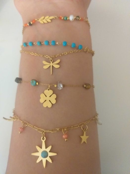 Pulseiras em aço douradas :  5€ cada  18€: 4 Pulseiras
