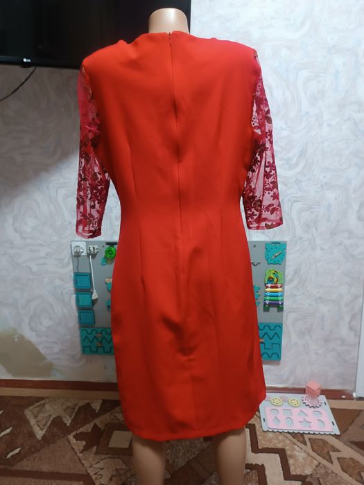 Червона жіноча сукня