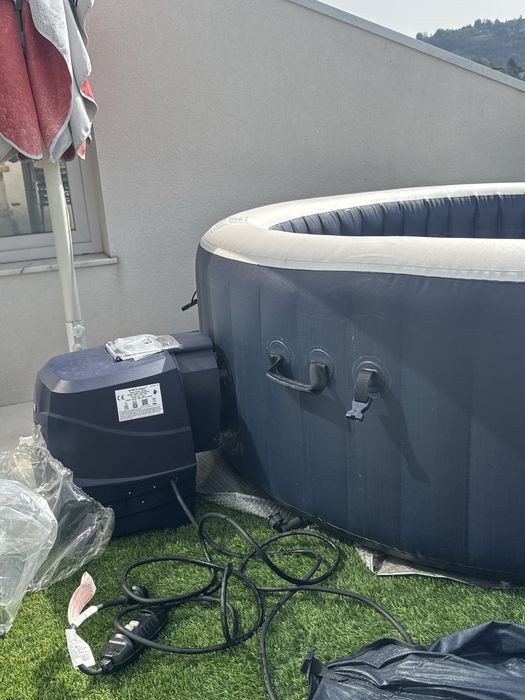 Vendo jacuzzi nem 1 ano na minha mao