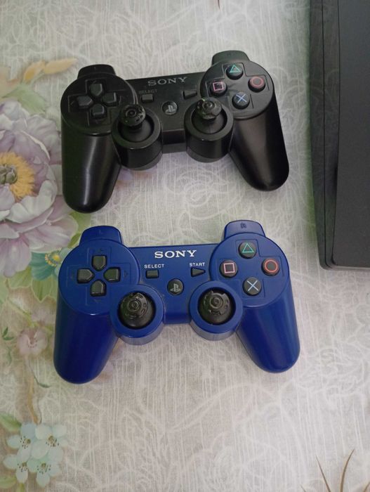 Konsola PS3  i do tego 2 pady więcej na priv