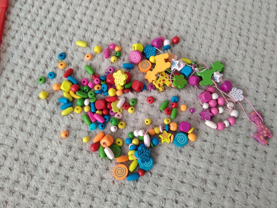 Zestaw drewnianych koralików do robienia bransoletek