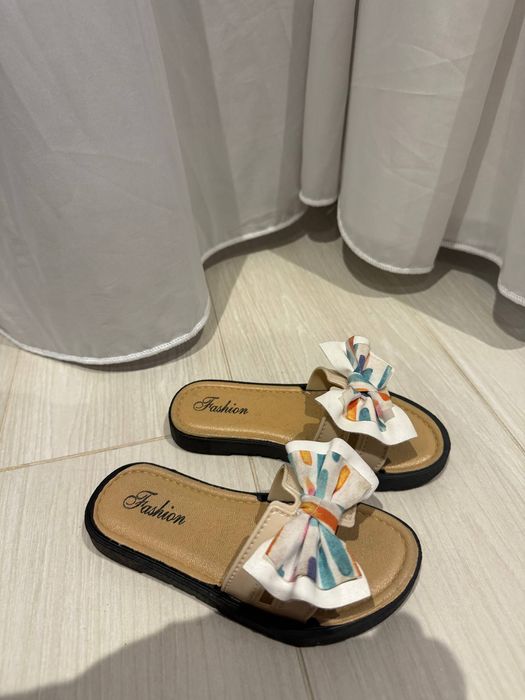 Шлепанці для дівчат , стильні та гарні , розмір 23 , 16 см