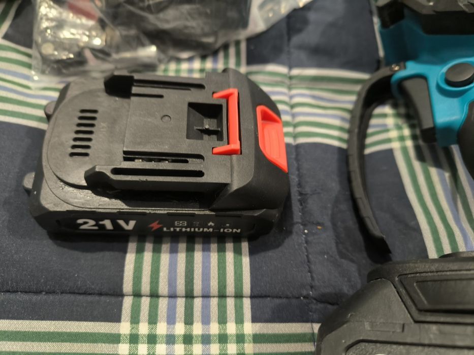 Serra elétrica nova com bateria e corrente exta