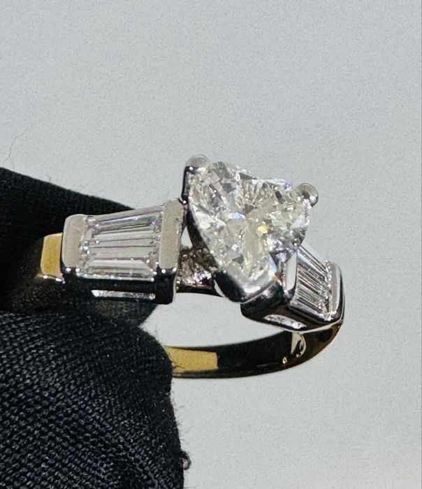 Золота каблучка серце з натуральними діамантами 1.50 карат .