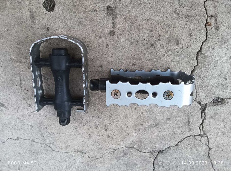 Сиденье и педали на горный велосипед.