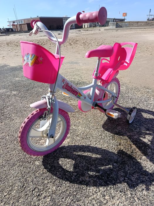 Bicicleta com capacete de criança! Dinheiro na mão!