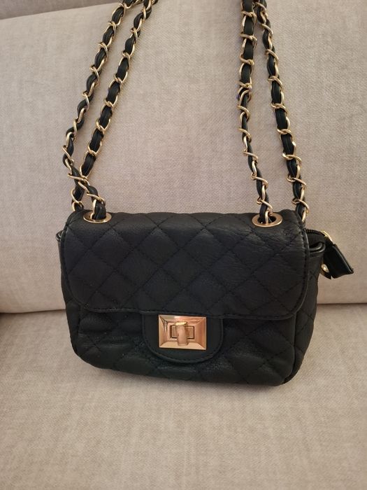 Mala preta a tiracolo