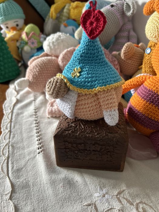 Pequeno gnomo de coleção em croche