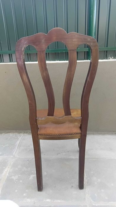Conjunto de quatro cadeiras com um design clássico e elegante