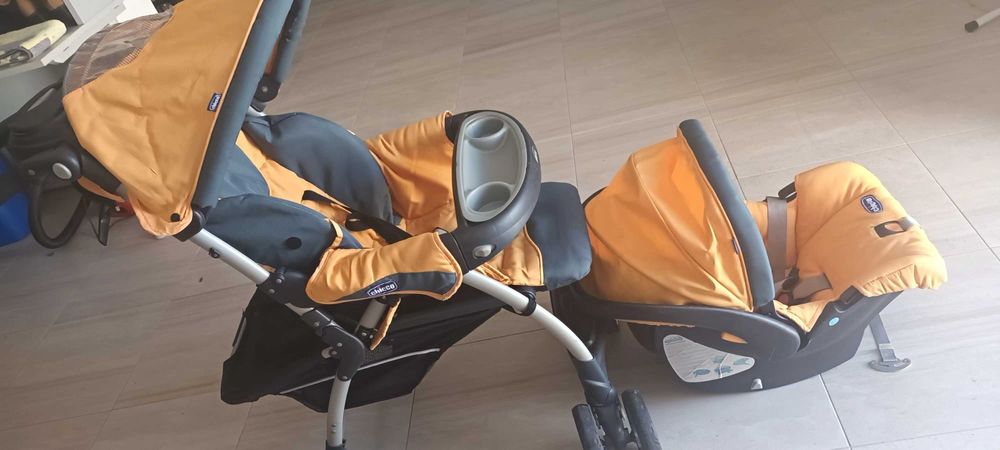 Carrinho de bebé com ovo como novo