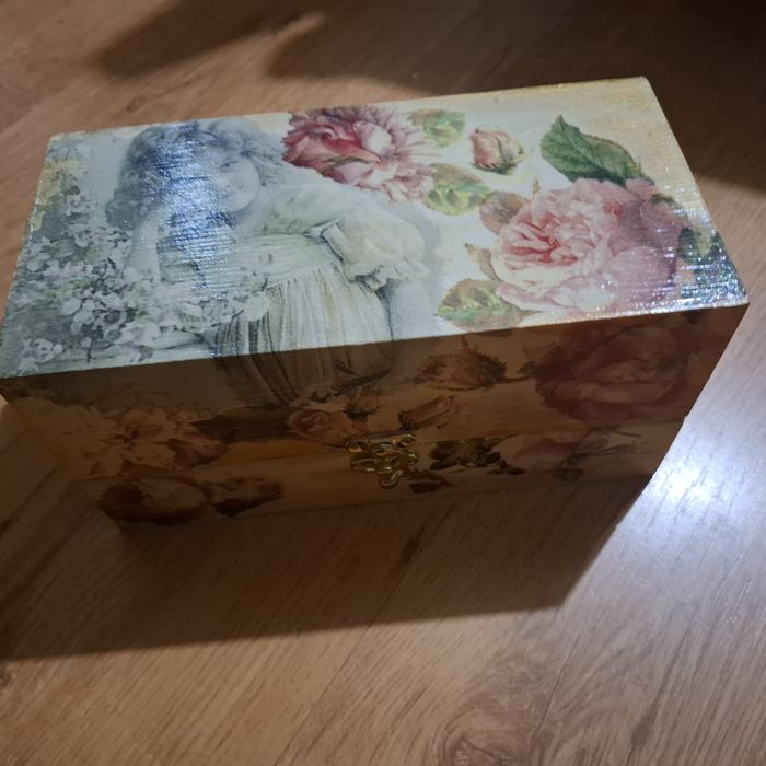 Продам деревянную шкатулку