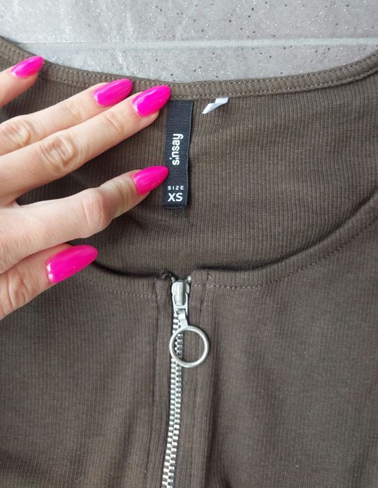 Bluzka t-shirt koszulowa prążkowana zamek Nowa XS 34 Sinsay