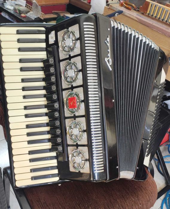 Acordeão à 4°Voz e 120 Baixos- Acordeon