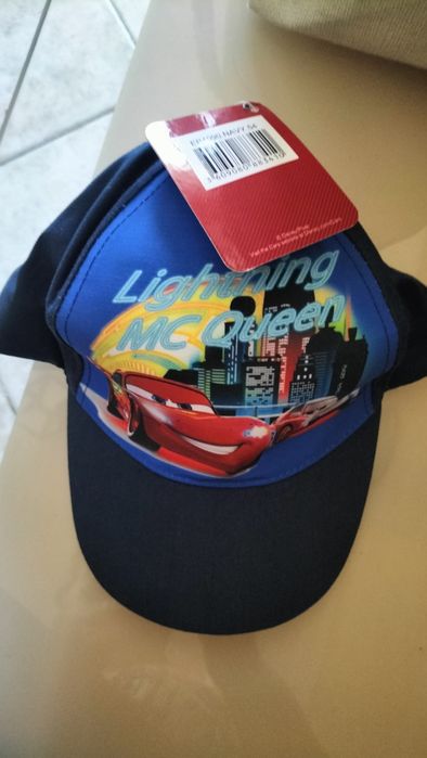 Chinelos e boné MC Queen