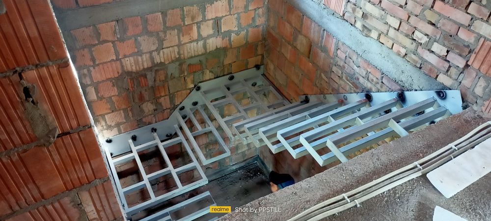 Schody półkowe stalowe