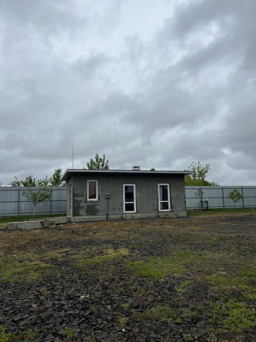 Продаж комерційних приміщень з ділянкою 80 сотих