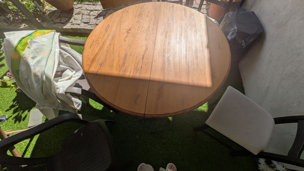 Mesa de jantar redonda extensível em madeira maciça feita em casa por nós.