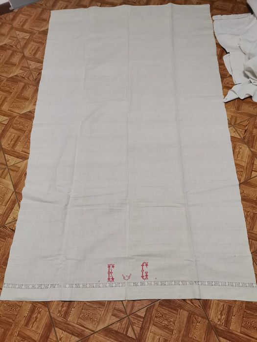 Toalha e outras peças em linho. Também mantas em burel.