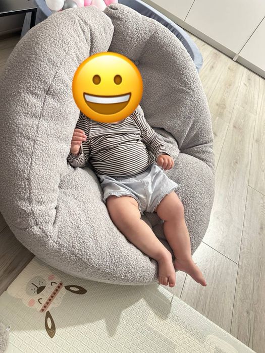 М'яке дитяче крісло для відпочинку.