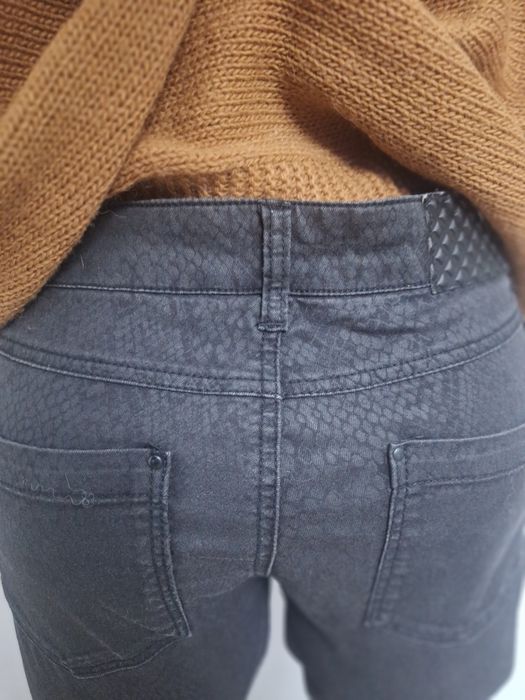 Spodnie materiałowe, wzór zwierzęcy, prosta nogawka, szare 38