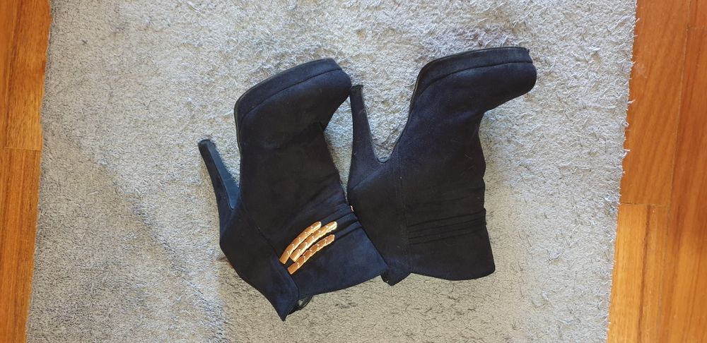 Botas pretas de veludo