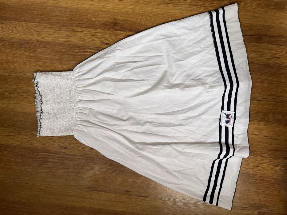 Біле плаття, легке повітряне