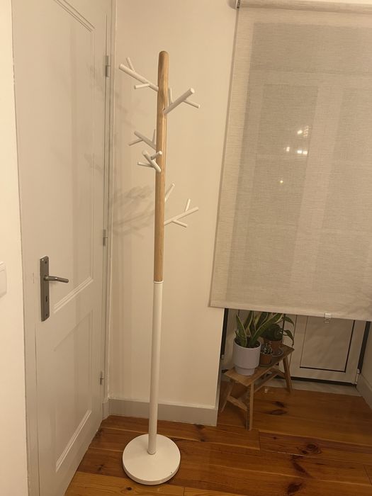 Cabide branco estilo árvore gato preto