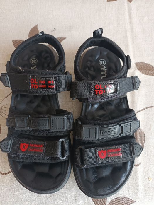 Продам босоніжки .