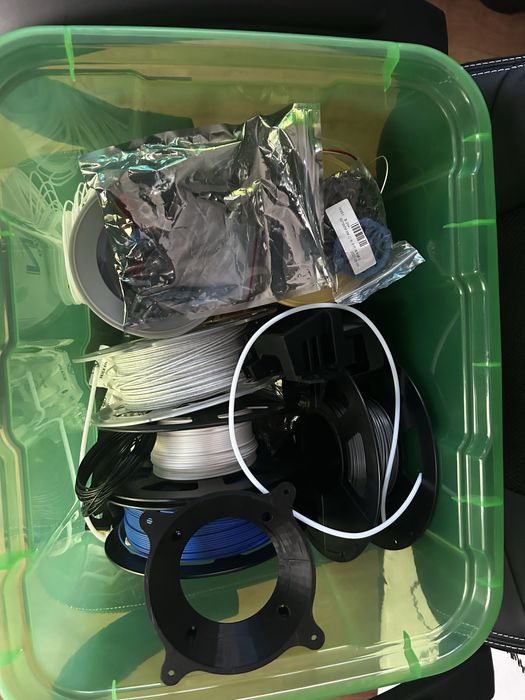 Impressora 3D Ender 3 V2 com upgrades, enclosure e material extra