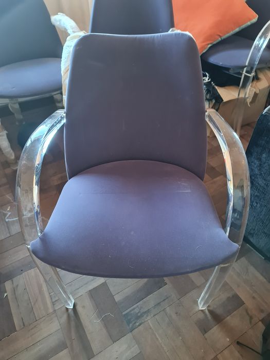 Cadeira de pele e acrílico