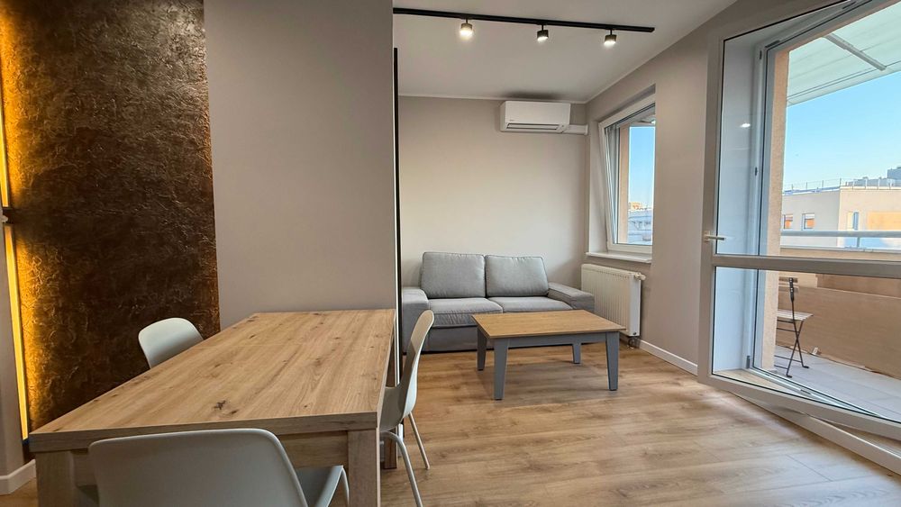 Kawalerka z wydzieloną sypialnią, balkonem i klimatyzacją – 35 m², Wrocław