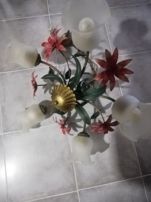 Candeeiros rústicos trabalhados em metal.