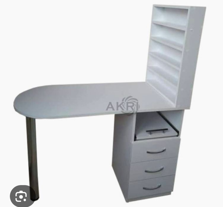 Манікюрний стіл.