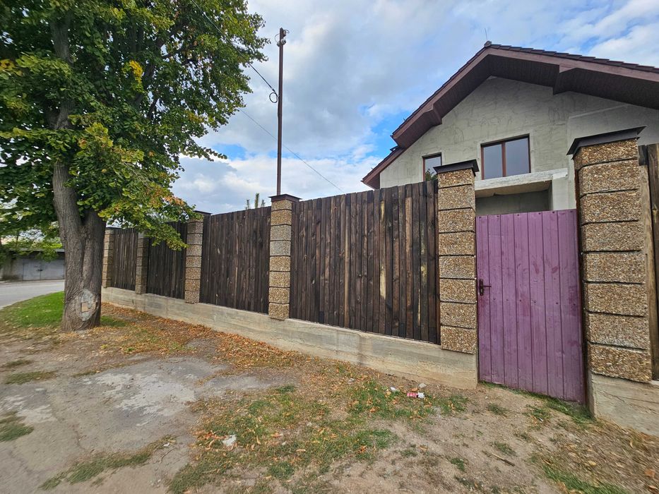 Продаётся новый просторный дом недалеко от воды, в районе Карачунов