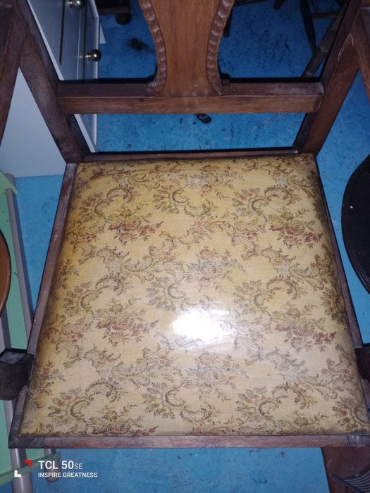Cadeira de braços muito antiga (centenária)