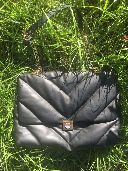 Сумочка с золотой фурнитурой, мягкая стильная