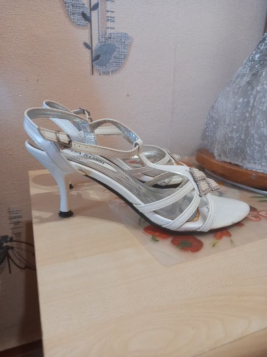 Босоножки на 36-37р білі,  туфлі жовті шкіра