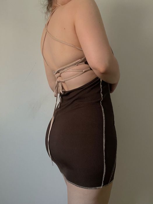 Brązowa sukienka z odkrytymi plecami