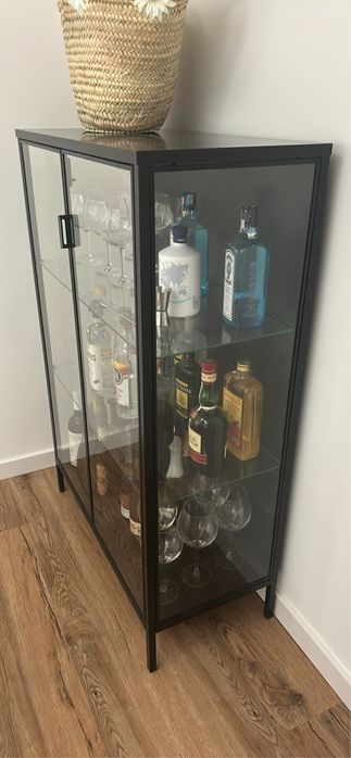 Móvel bar/vitrine IKEA com portas de vidro – como novo