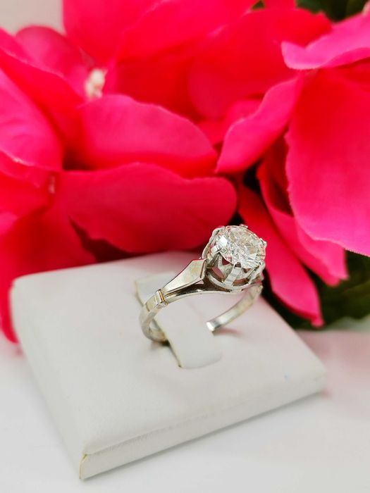 Złoty pierścionek z dużym brylantem.