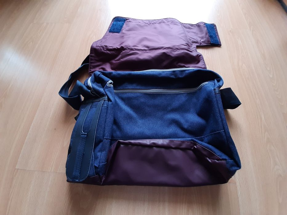 Mala da marca newfeel, de cor azul e bordeaux. Excelente estado