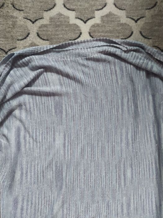 Sweter z ozdobnym rozcięciem na rękawie M&Co srebrny