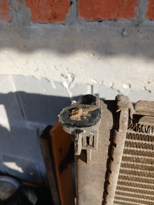 Продам радіатор охолодження нісан прімастар  100