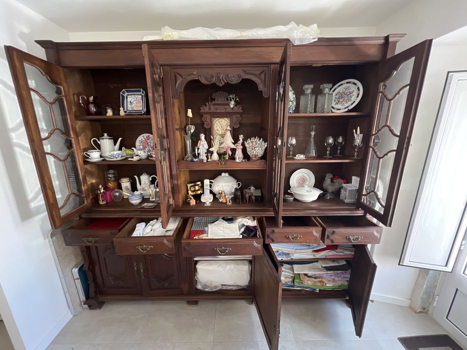 Armário de madeira antigo