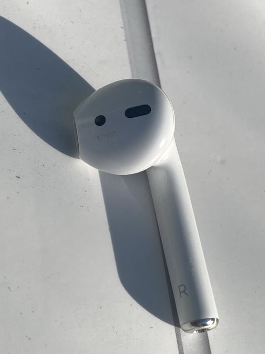 Продам навушник один правий airpods 1 оригінал