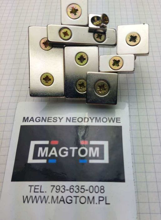 Magnes neodymowy z otworami do przykręcenia na śrubkę 60x20x4