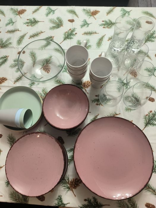 Zastawa stołowa na działkę